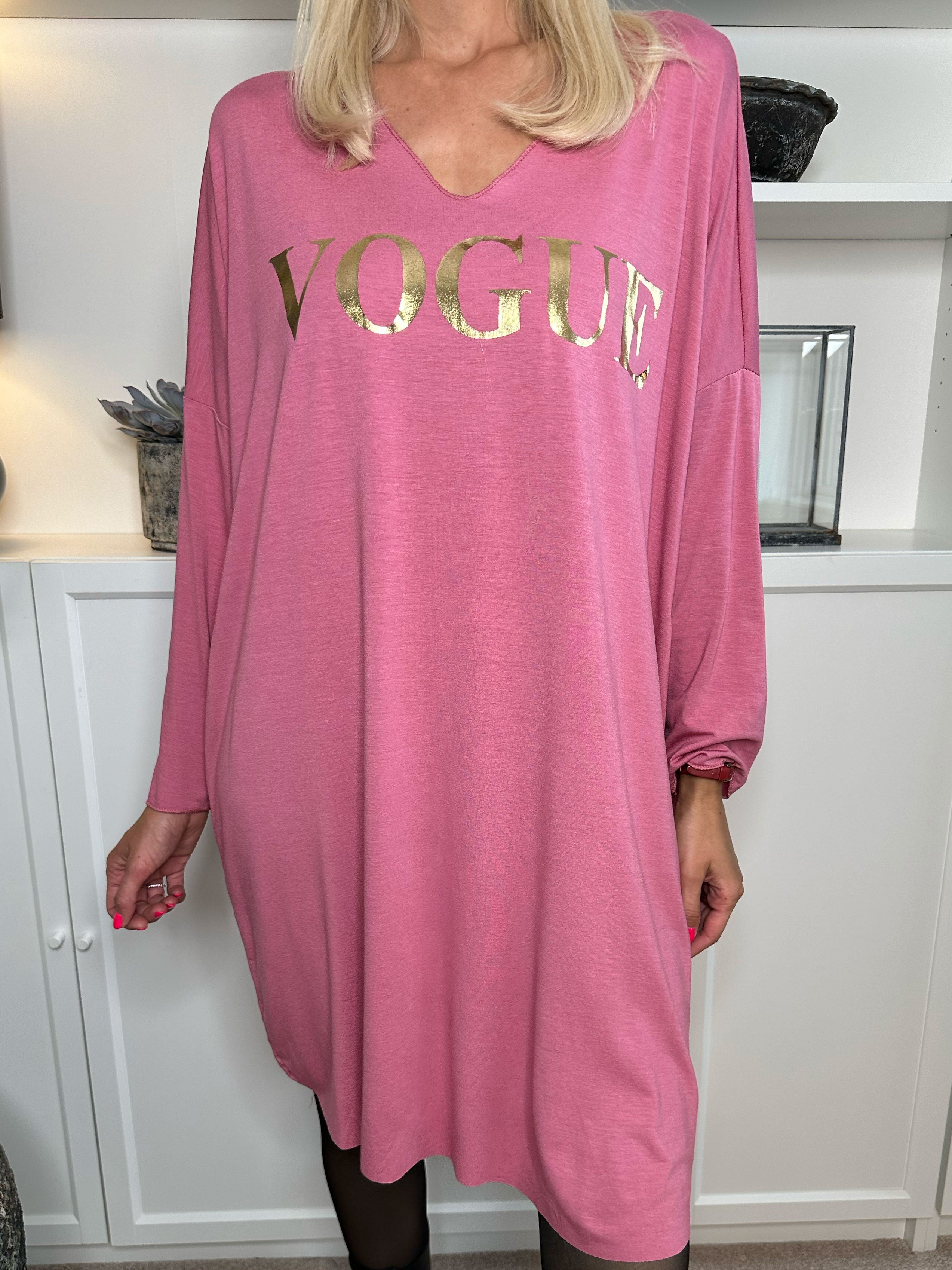 Vogue Long Sleeve - Langærmet kjole i viskose med guld skrift